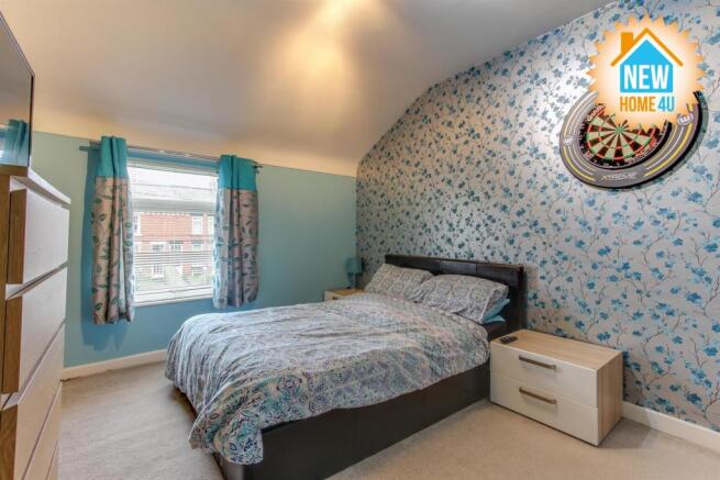 MAIN BEDROOM: