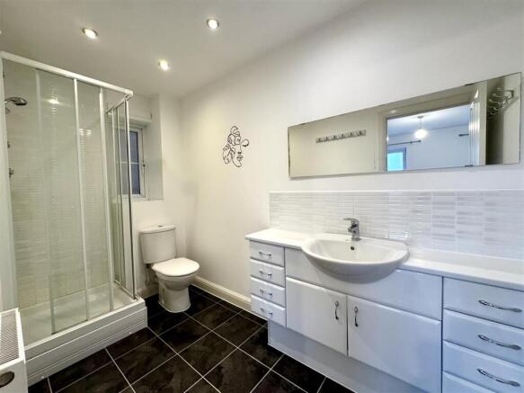 EN-SUITE SHOWER ROOM