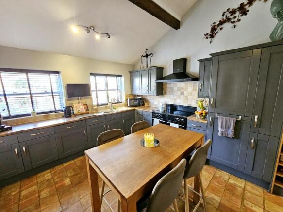 3 bed Semi-Detached for sale Image 10