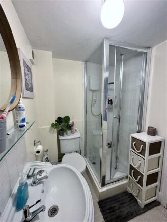 En-suite Shower Room: