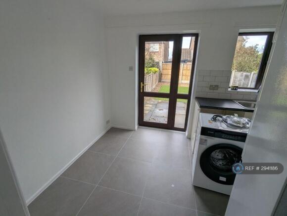 2 bed Terraced to rent Image 5