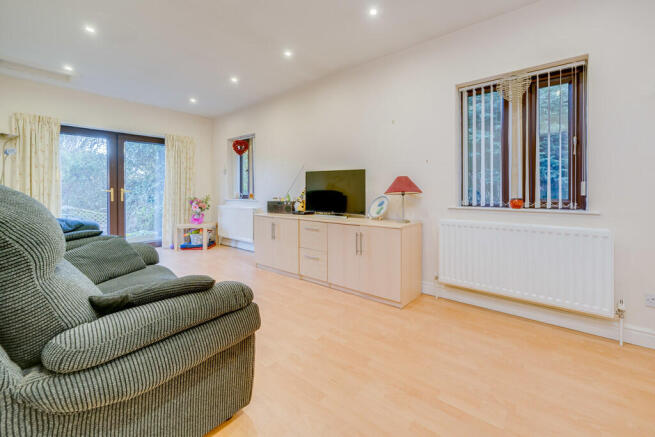 6 bed Detached for sale Image 8