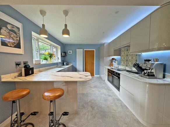 4 bed Detached for sale Image 11