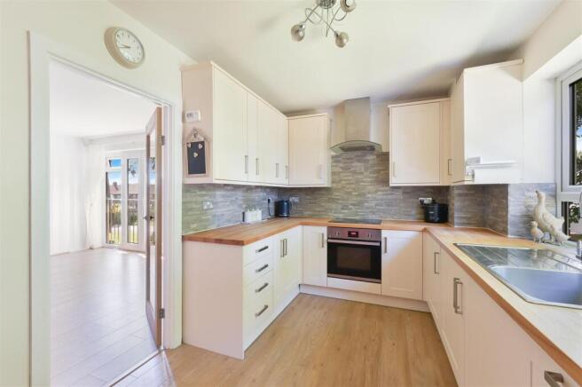 COURTLANDS CRES   (8).jpg