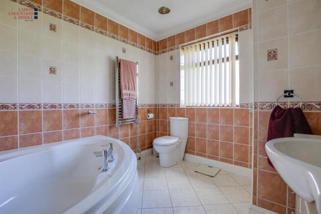 4 bed Detached for sale Image 8