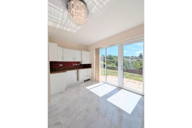 4 bed Semi-Detached for sale Image 4
