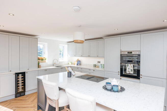 5 bed Detached for sale Image 8