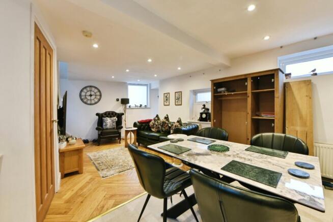 Kitchen / Lounge