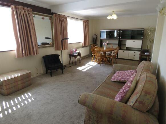 IMG_9014living room .JPG
