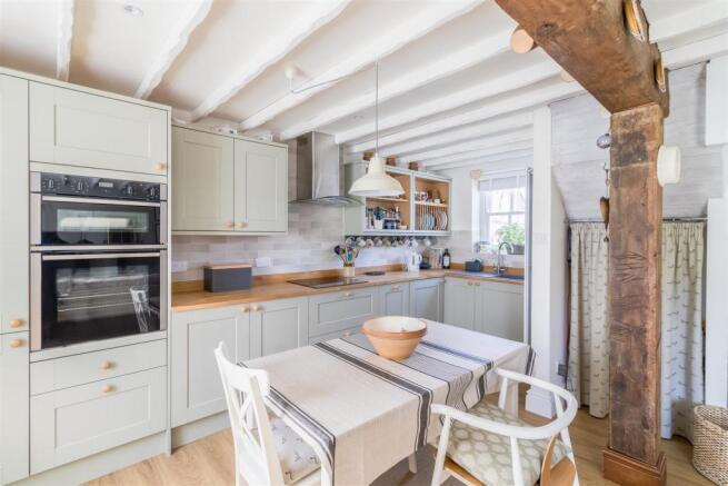 KITCHEN/DINING AREA