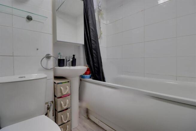 61 HORKSLEY bathroom blurred.jpg