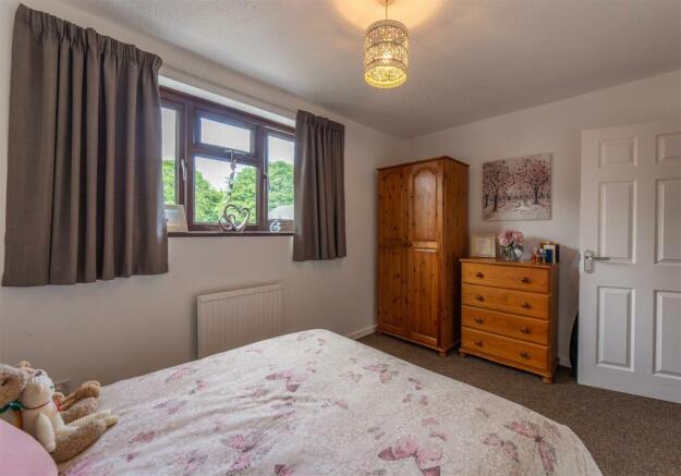 76 Gifford Close-2.jpg