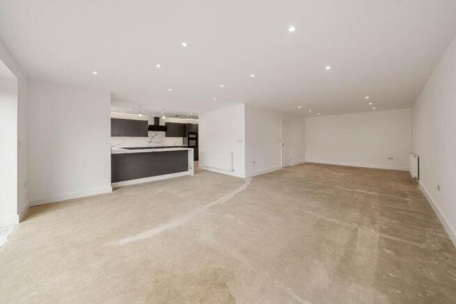 5 bed Detached for sale Image 4