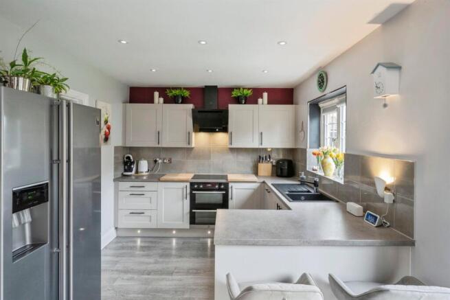 5 bed Detached for sale Image 7