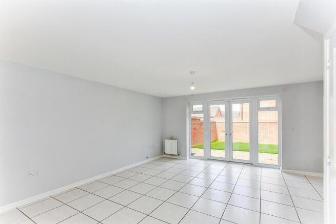 Lounge/Dining Area