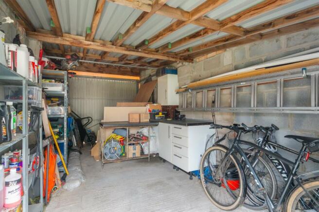 LLIHETAYOR33 - Garage A.jpg