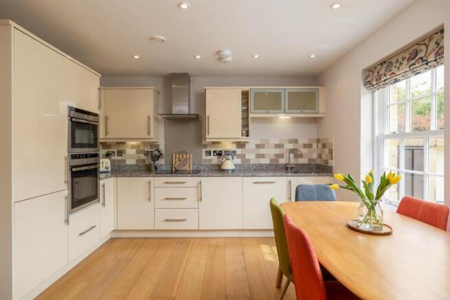 3 bed House for sale Image 5