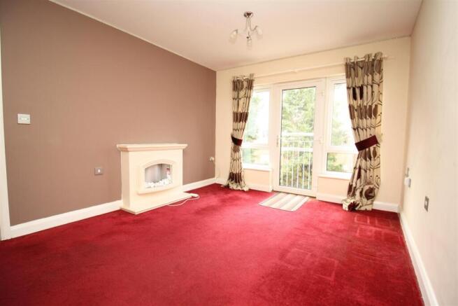 16 Baisley Gdns new lounge c.JPG