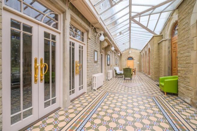 5 bed Detached for sale Image 4