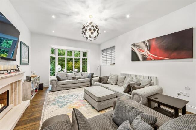 6 bed Detached for sale Image 11