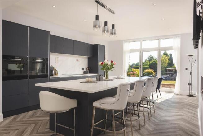 5 bed Detached for sale Image 5