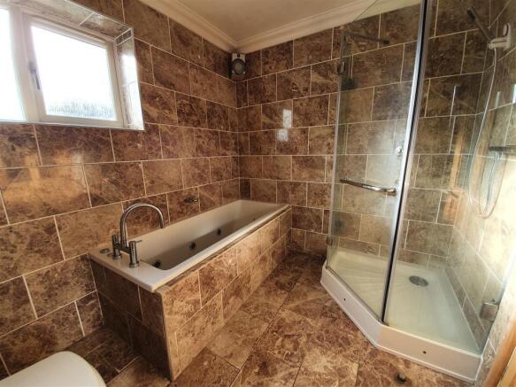 Bathroom 1.jpg