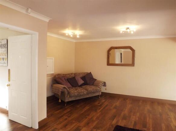 LOUNGE/DINING ROOM