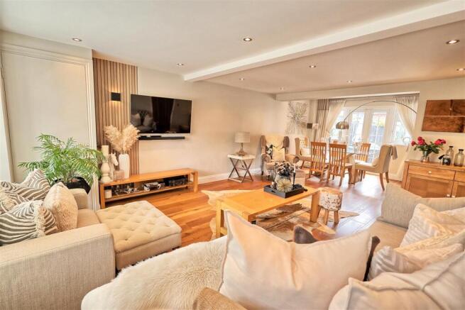 LOUNGE/DINING ROOM