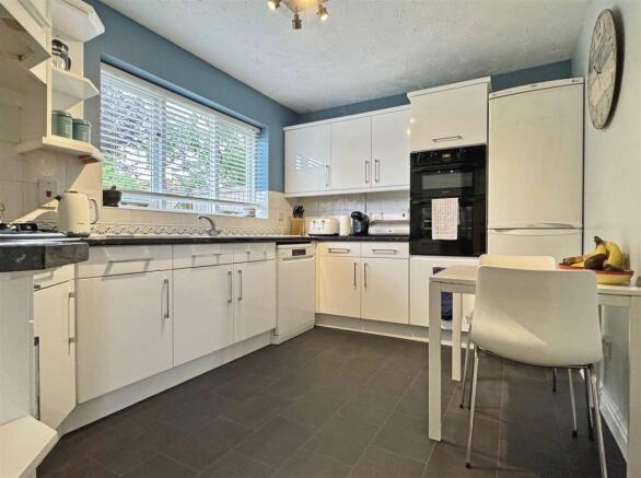 Pintail Crescent, Great Notley, Braintree photo 4