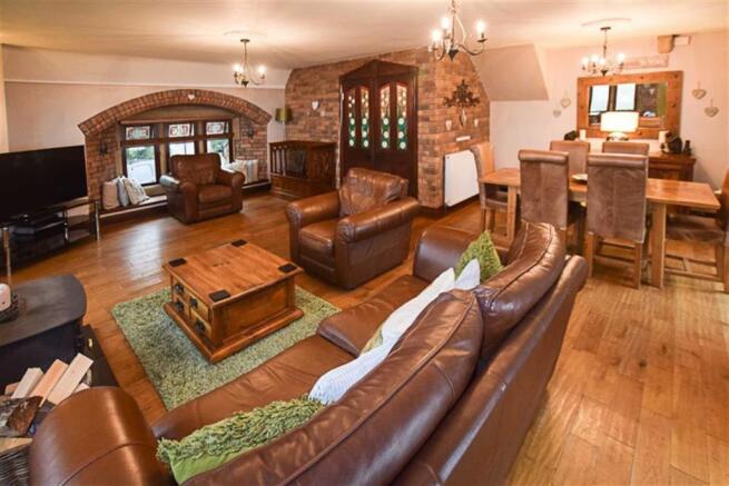 'L' SHAPED LOUNGE/DINING ROOM