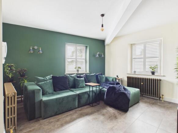 CAM03729G0-PR0346-STILL010