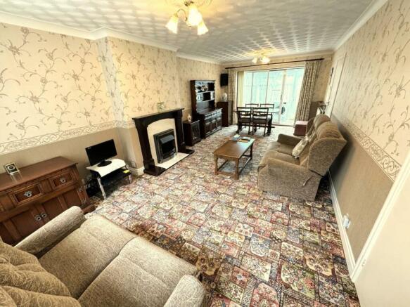 LOUNGE/DINING ROOM
