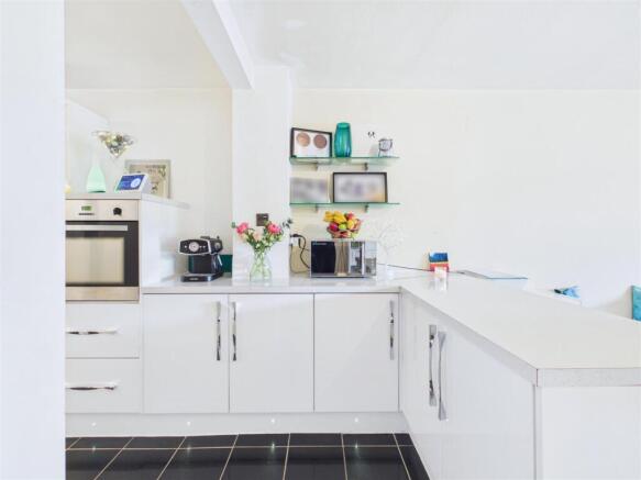 2 bed Flat for sale Image 7