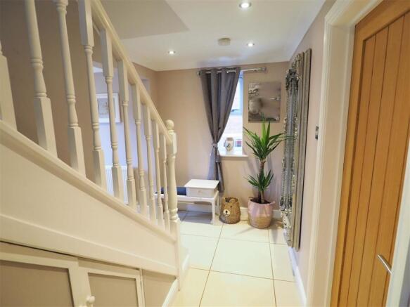 Inviting Entrance Hall 472a