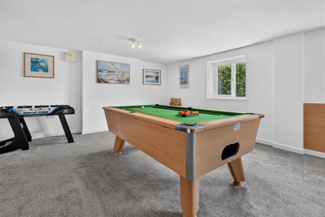5 bed Detached for sale Image 11