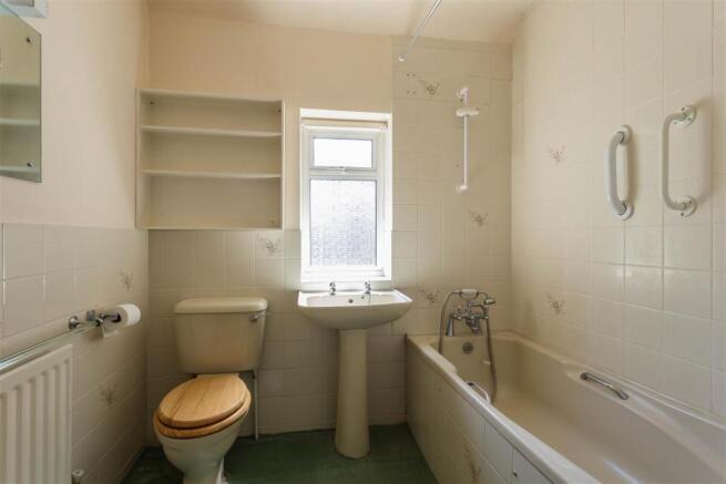 10 Hearnes Meadow bathroom.jpg