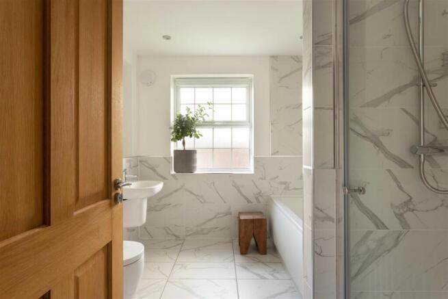 6 bed Detached for sale Image 10