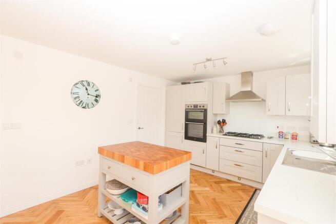 4 bed Detached for sale Image 10
