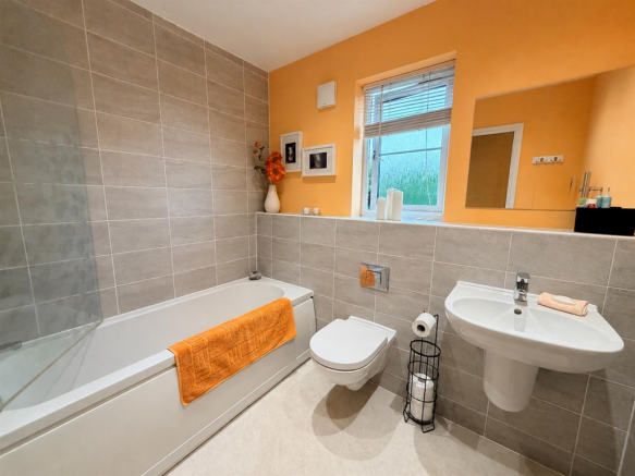4 bed Detached for sale Image 11
