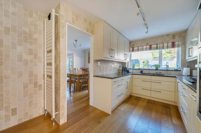 1356727-5-68cd537...