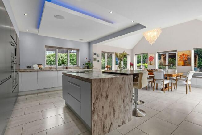 6 bed Detached for sale Image 5