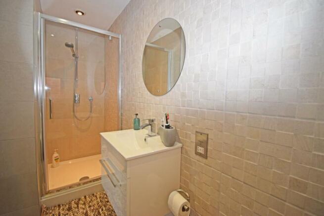 32 Pear Tree Way, bed 1 en suite a.jpg