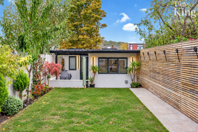 Hawkdene, Chingford, LONDON, E4 7PE photo 4