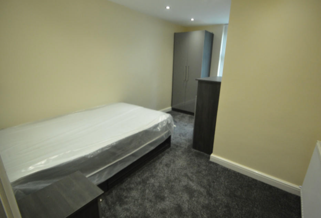 4 bed Apartment to rent Image 4