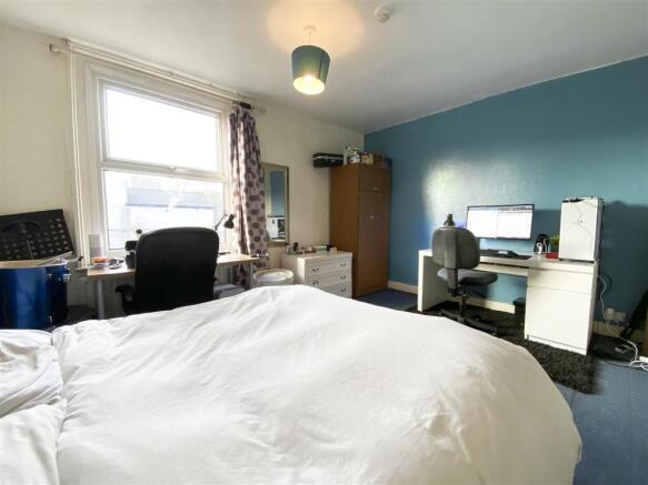 5 bed House to rent Image 7