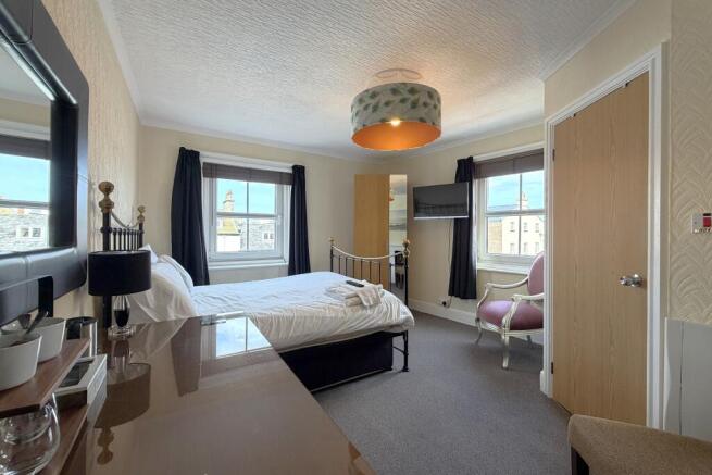 5 bed Town House for sale Image 10