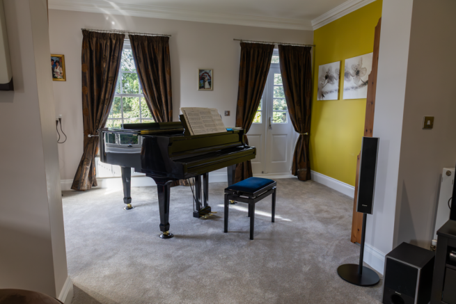5 bed Detached for sale Image 9