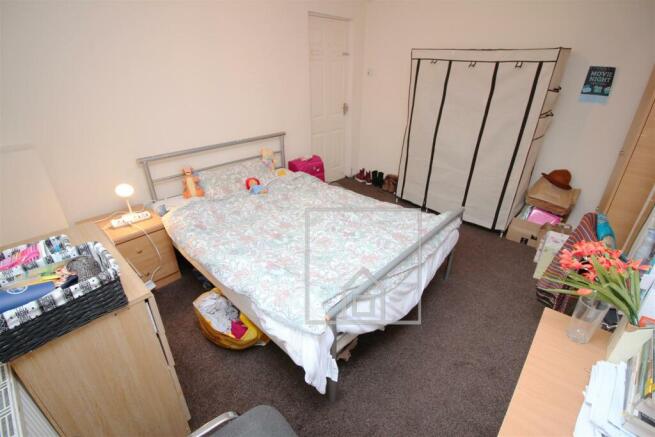 5 bed House to rent Image 4