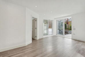 Flat 1a, 33 Rosslyn, Hammers Lane, Mill Hill, London NW7 4BY