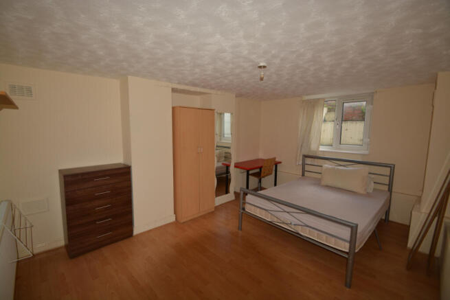 6 bed House to rent Image 10